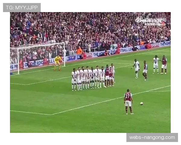 特写：37岁老将帕耶在训练后加练任意球，备战关键战役